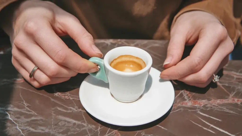 Studio australiano: dopo i 70 anni, oltre 3 tazze di caffè al giorno, rischio per le ossa