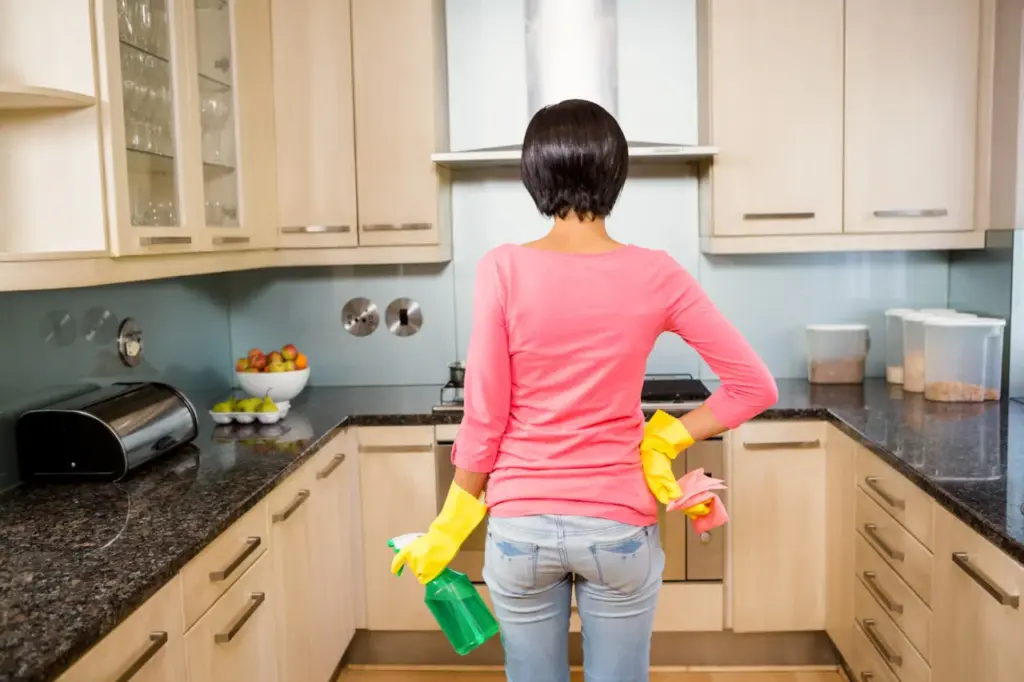 Utensili da cucina ingialliti: il metodo naturale per ritrovare il bianco, senza prodotti chimici