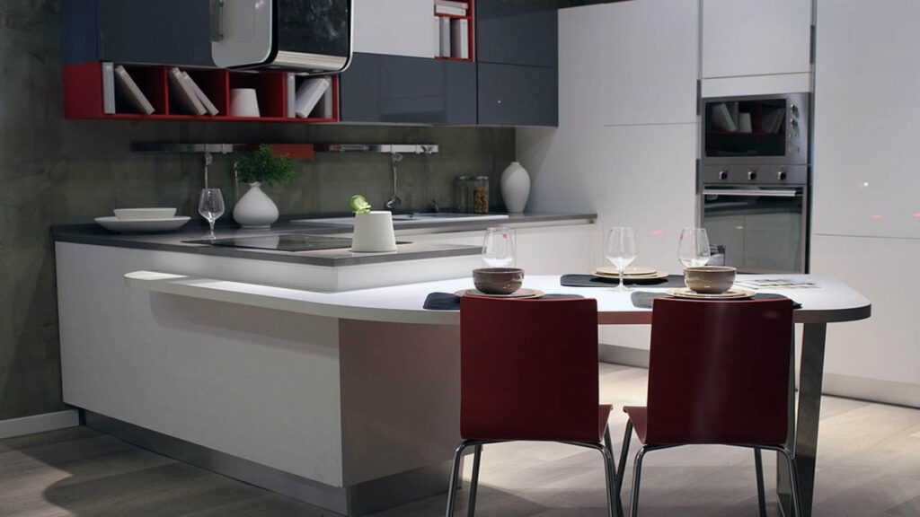 Cucina: uno stoccaggio troppo profondo riduce lo spazio visivo – ecco il trucco per ampliarlo