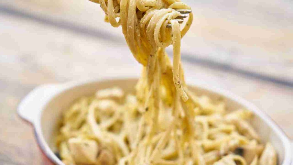 Linguine cremose con gamberi e porri, pronte in 30 minuti: il segreto della salsa